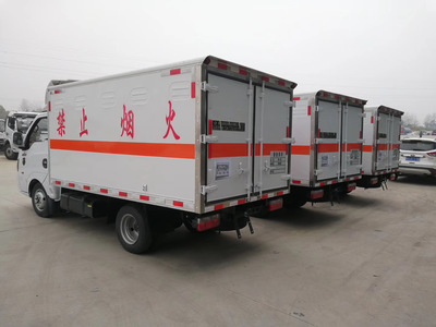 跃进3类危险品运输车 运输桶装油漆专用车