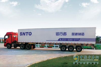 又见铝合金半挂 晟通全铝厢式挂车下线